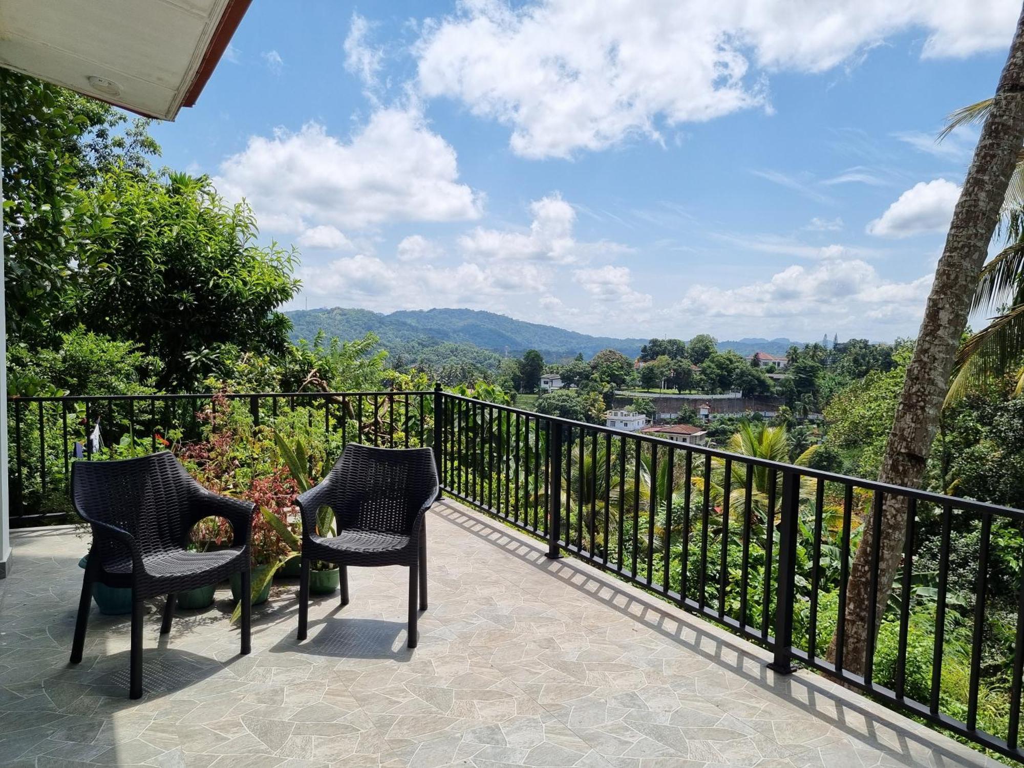 Squirrel'S Nest Hotel Kandy Exterior photo